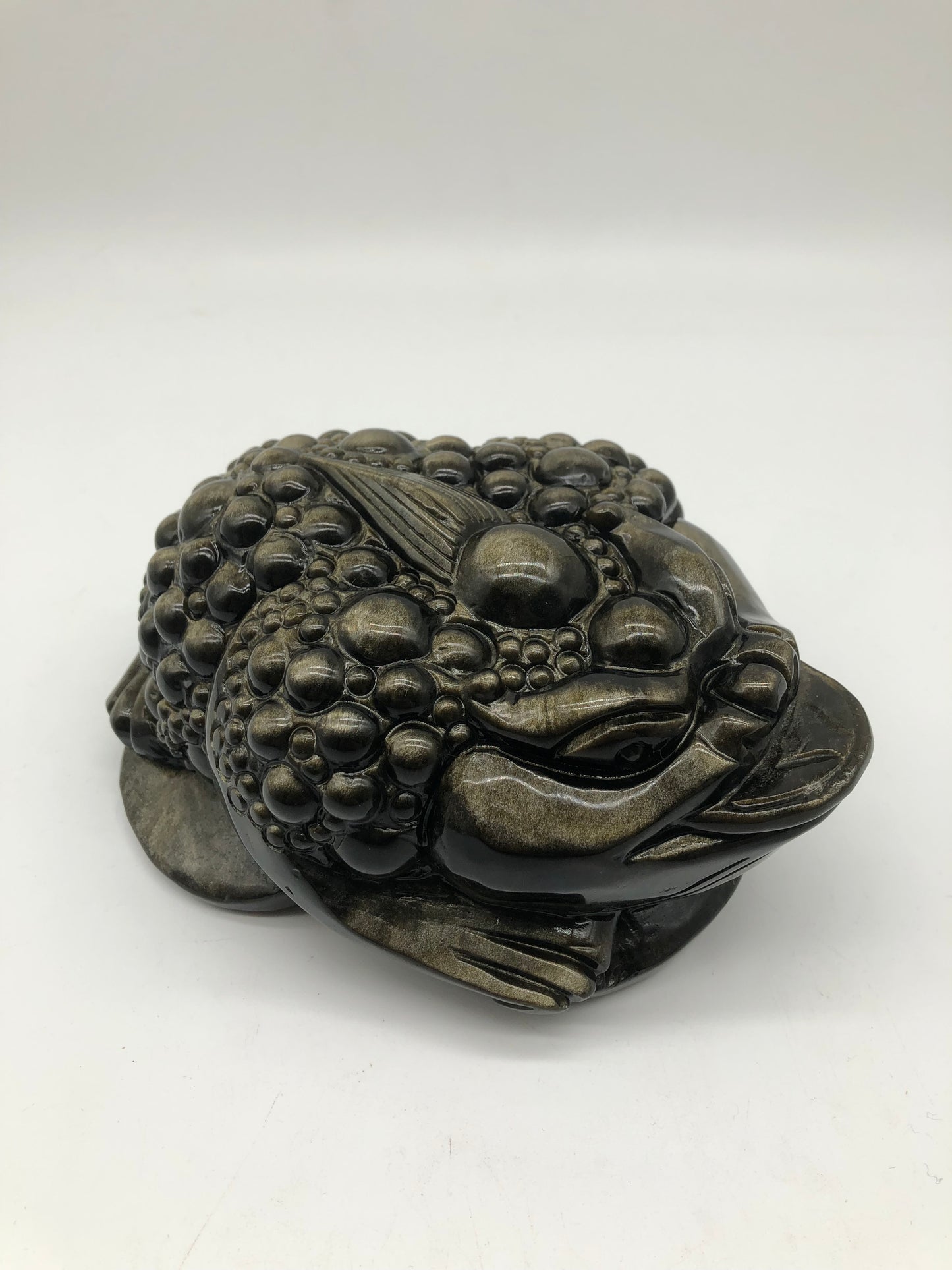 Golden obsidian money frog carving