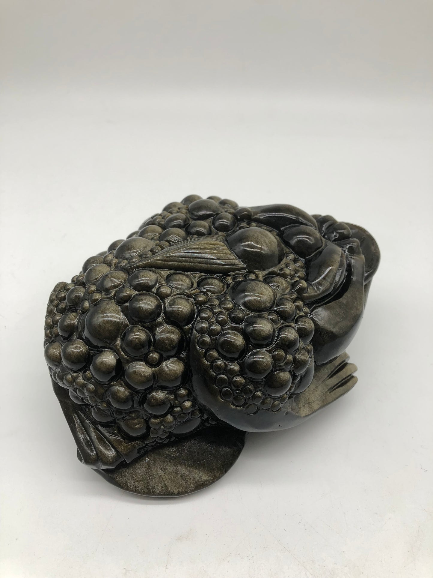 Golden obsidian money frog carving
