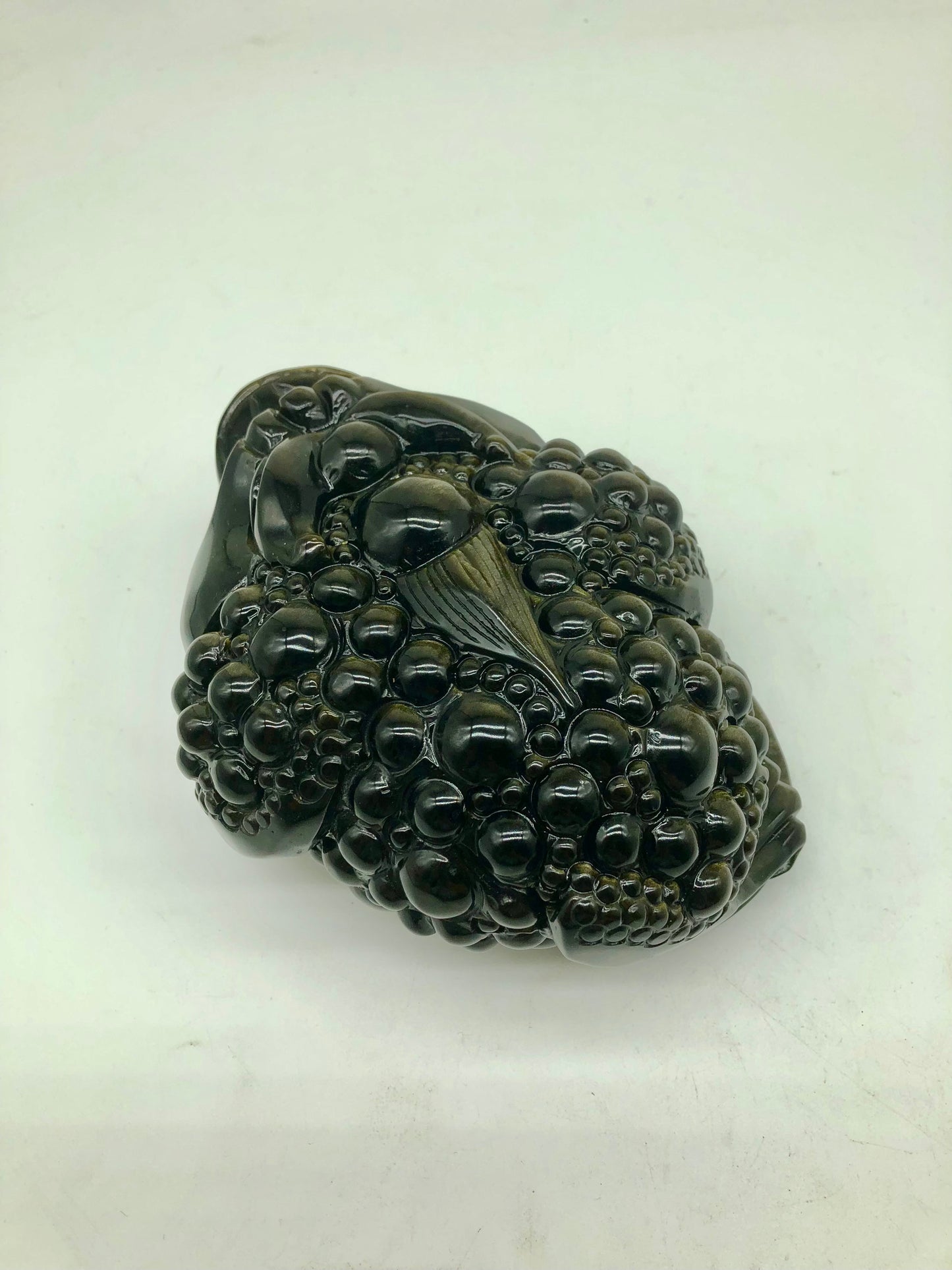 Golden obsidian money frog carving