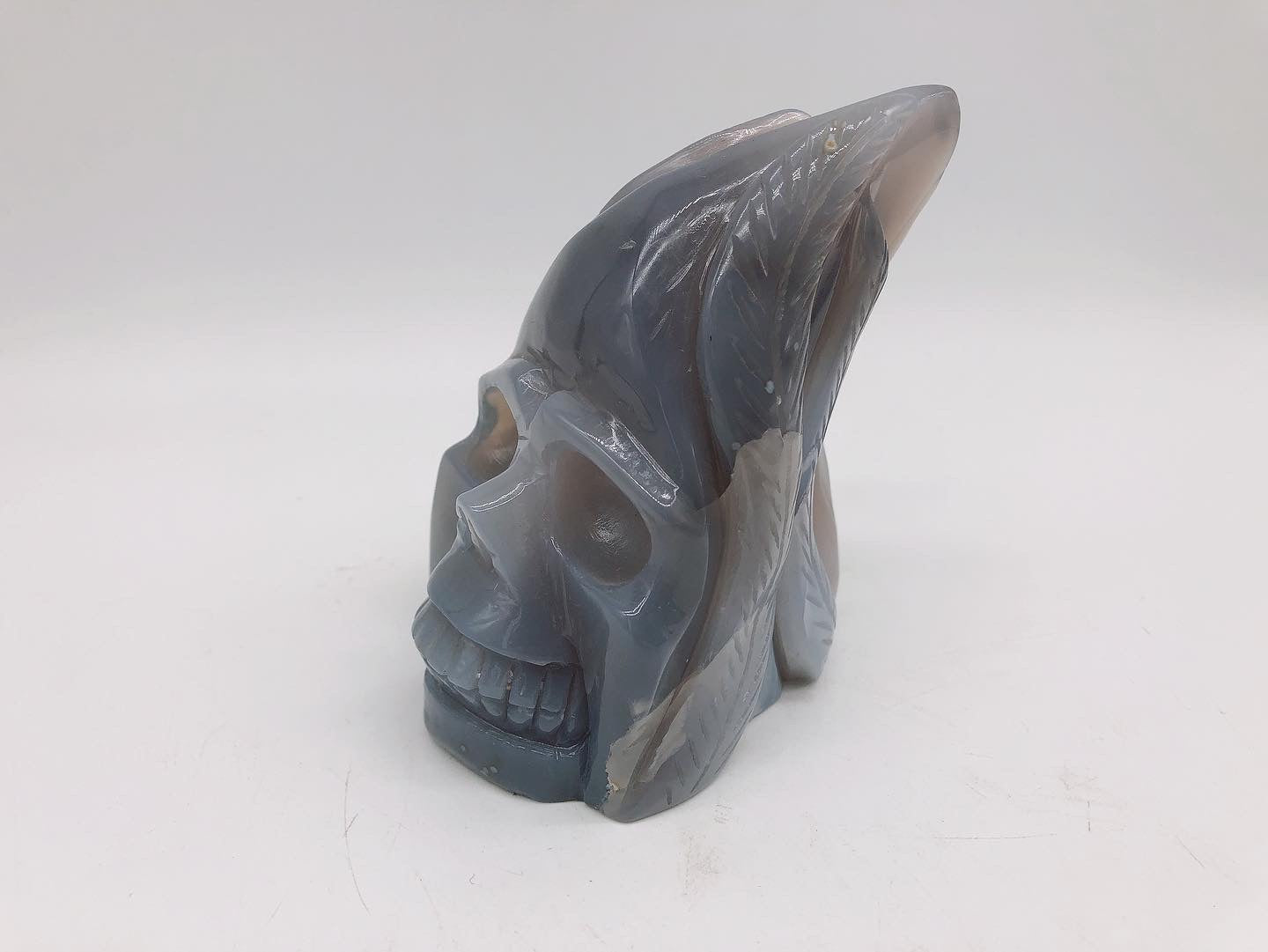 Agate skull with leaves carving