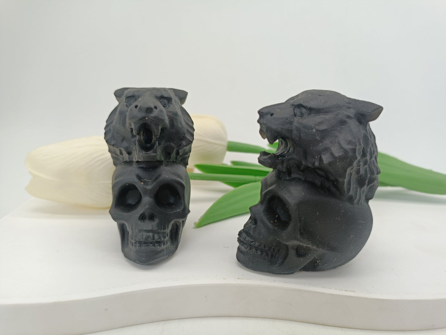 Black obsidian skull with wolf