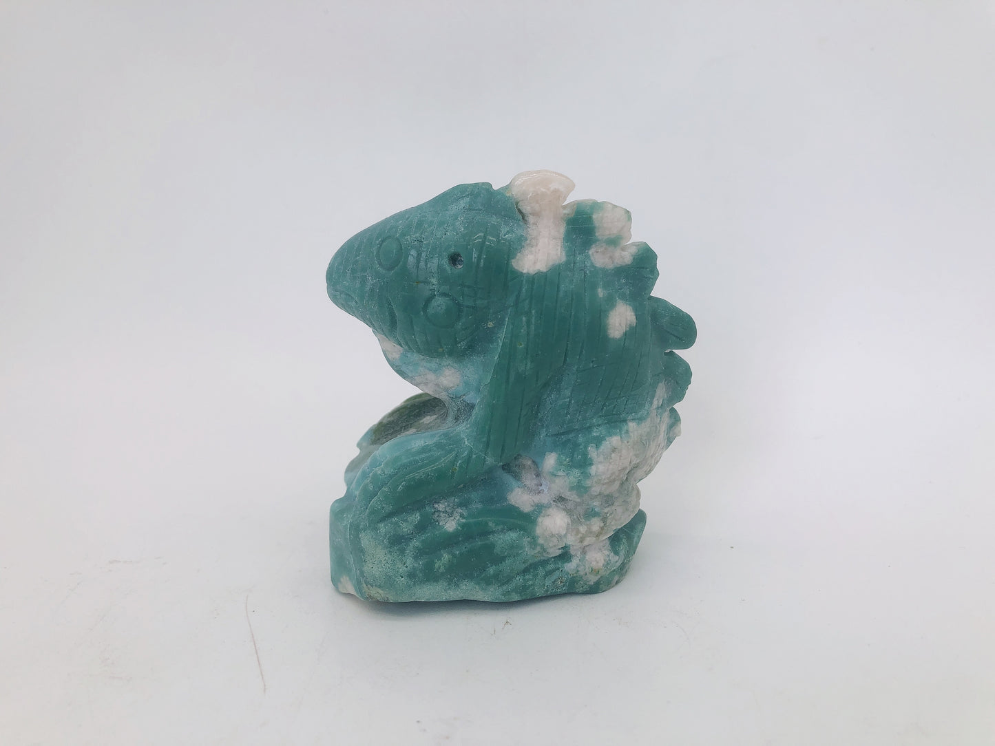 Green flower agate lizard carving