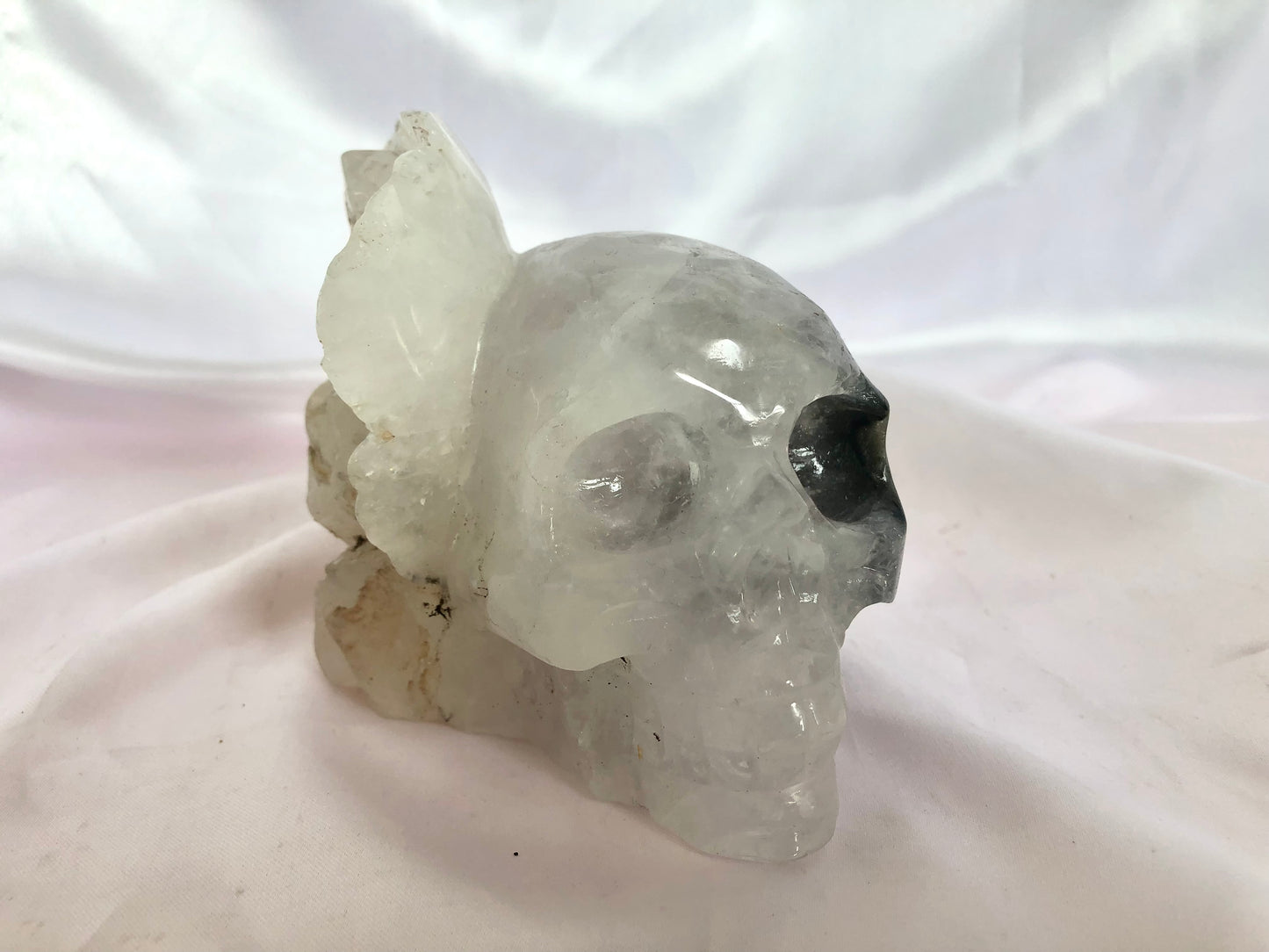 Clear quartz with agate skull carving