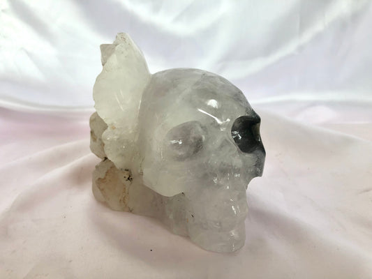 Clear quartz with agate skull carving