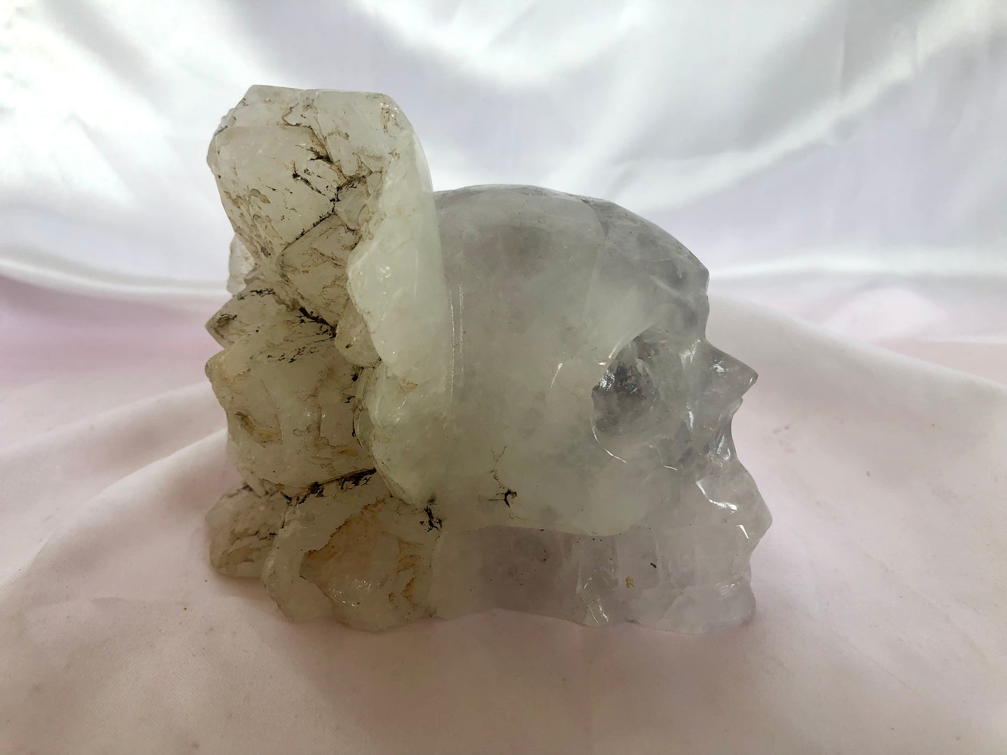 Clear quartz with agate skull carving