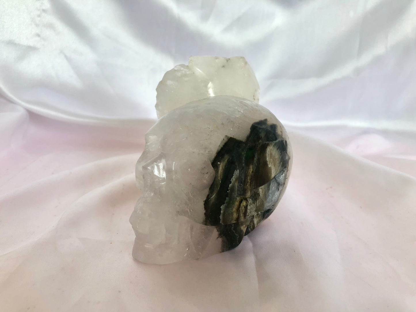 Clear quartz with agate skull carving