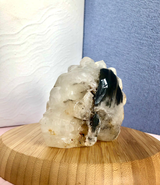 Clear quartz with agate skull