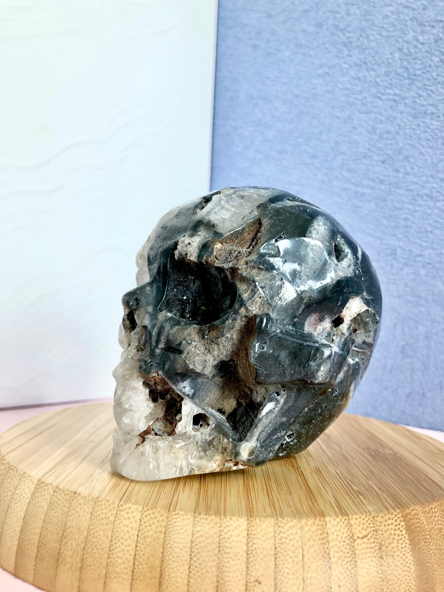 Clear quartz with agate skull carving