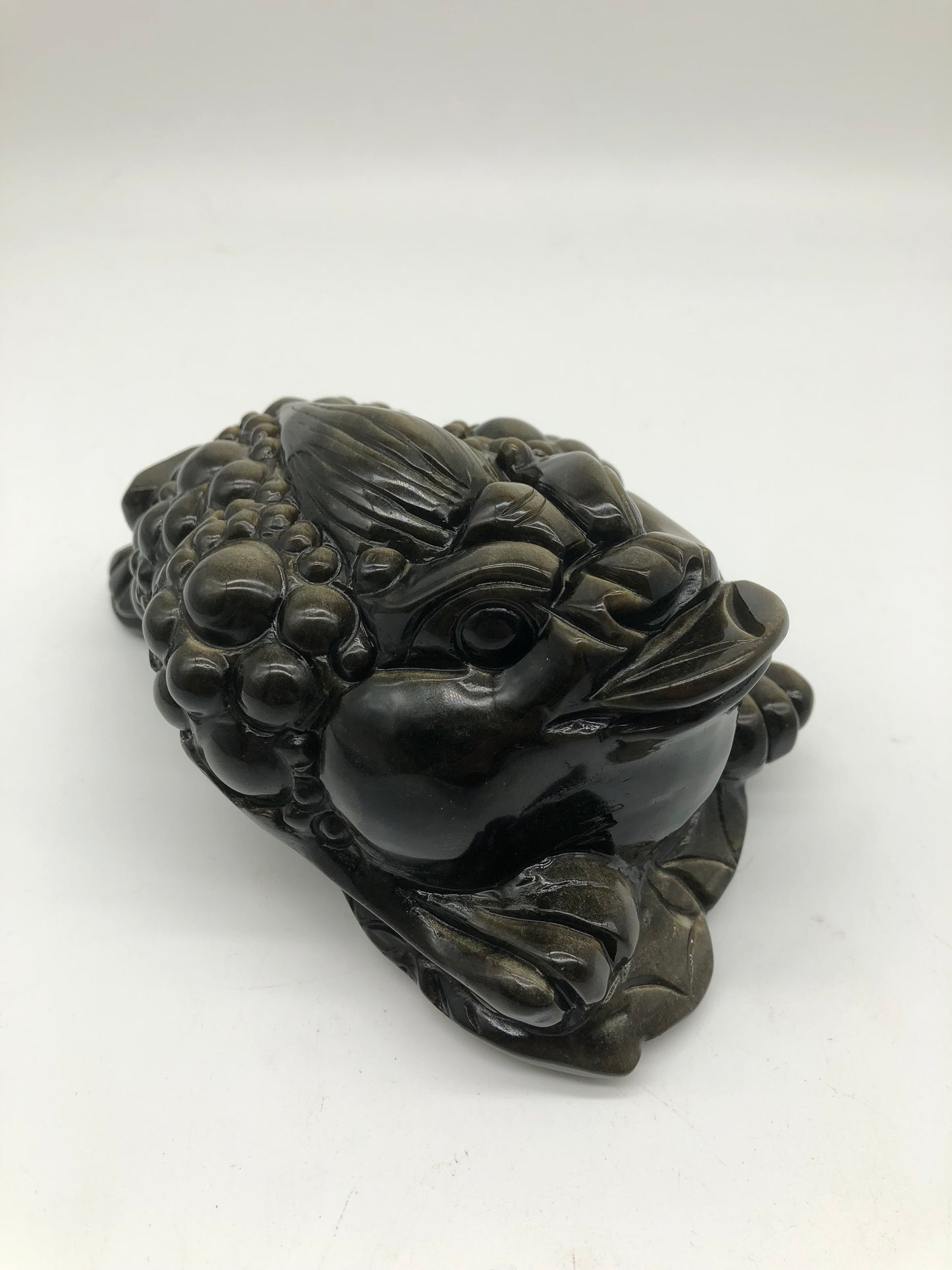 Golden obsidian money frog carving