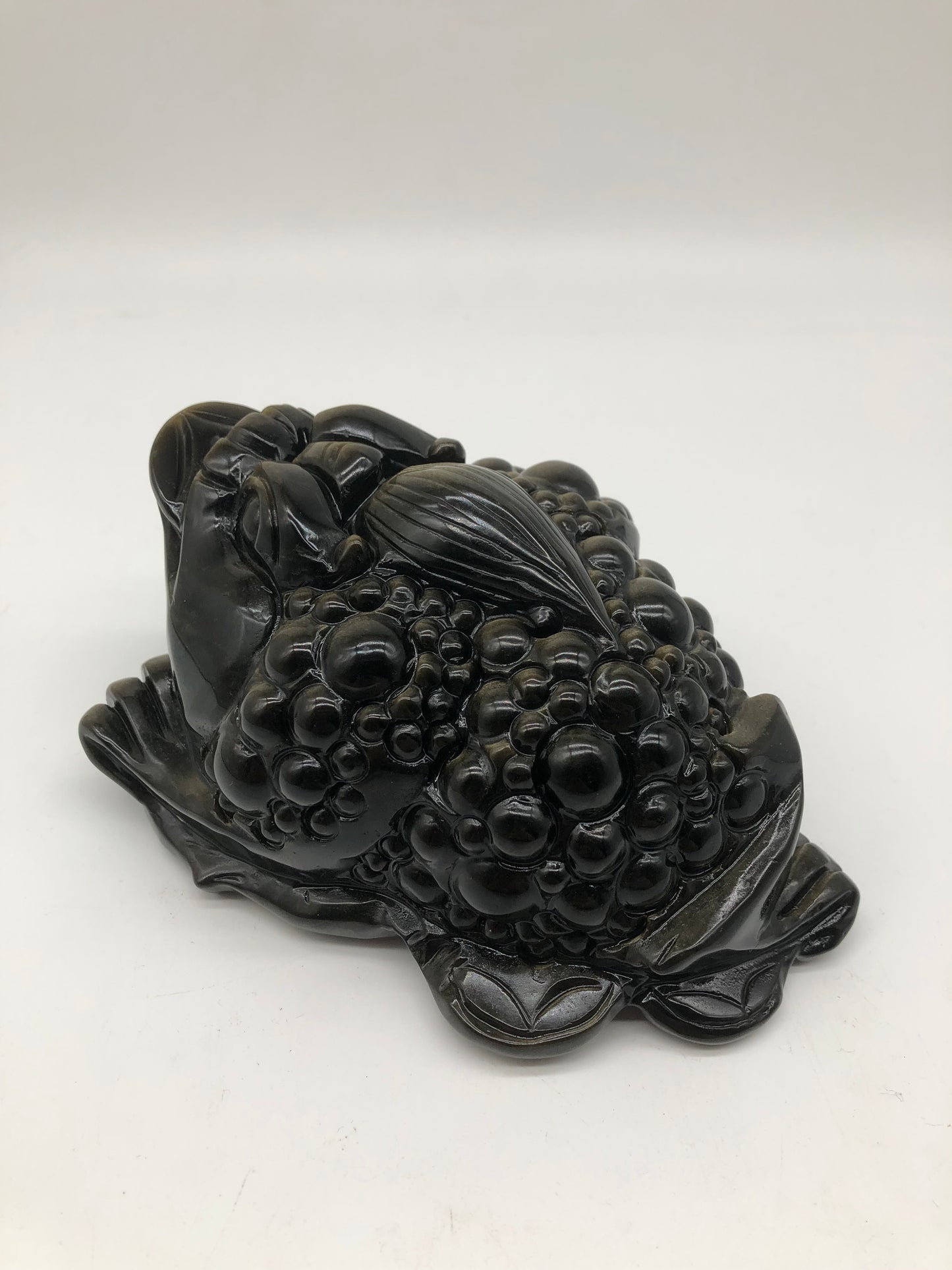 Golden obsidian money frog carving