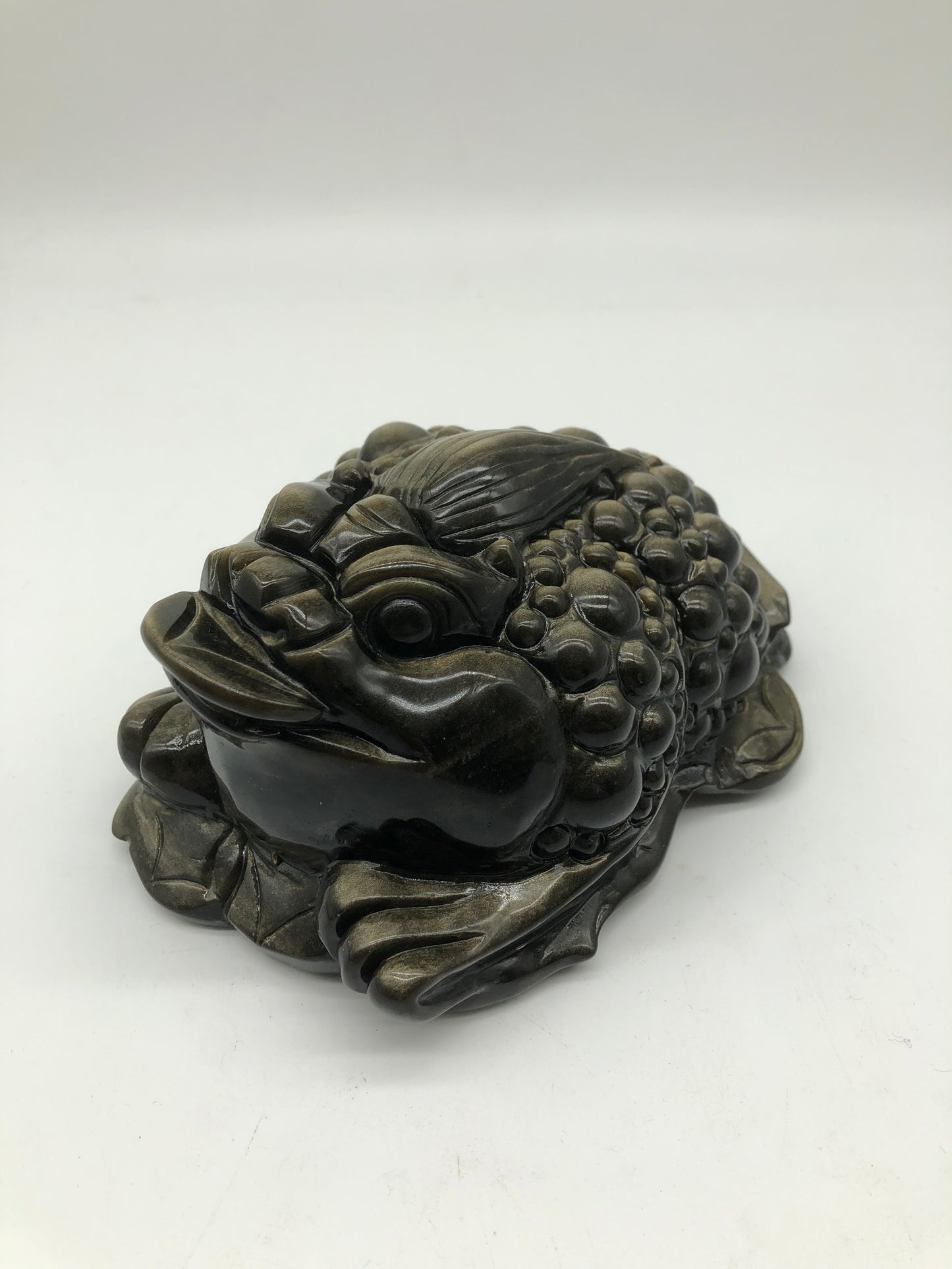 Golden obsidian money frog carving